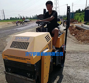 座駕振動(dòng)壓路機(jī)，路面壓
